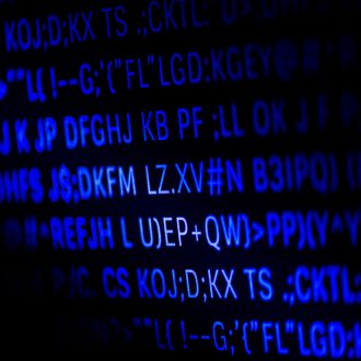 Código alfanumérico aleatorio iluminado en azul sobre una pantalla digital